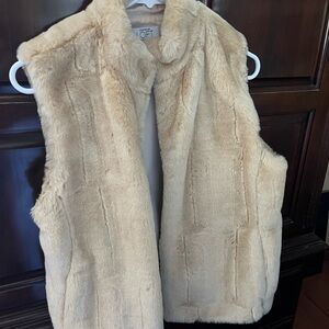 Beautiful faux fur vest with zipper closure